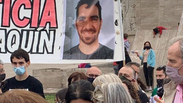 La viuda de la víctima, Indiana La Rocca, asistió al encuentro en la explanada sobre Avenida Belgrano. (@radio2rosario)