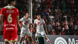 El zaguero Lautaro Carreras (42) se suma a la dutación de juveniles en Instituto. Junto a por ejemplo Nicolás Dubersarsky (Prensa Instituto).