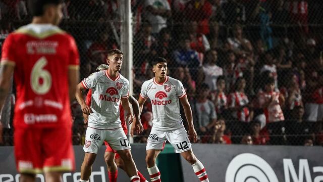 El zaguero Lautaro Carreras (42) se suma a la dutación de juveniles en Instituto. Junto a por ejemplo Nicolás Dubersarsky (Prensa Instituto).