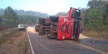 Volcó un camión cargado con granos de soja en Colonia Aurora.