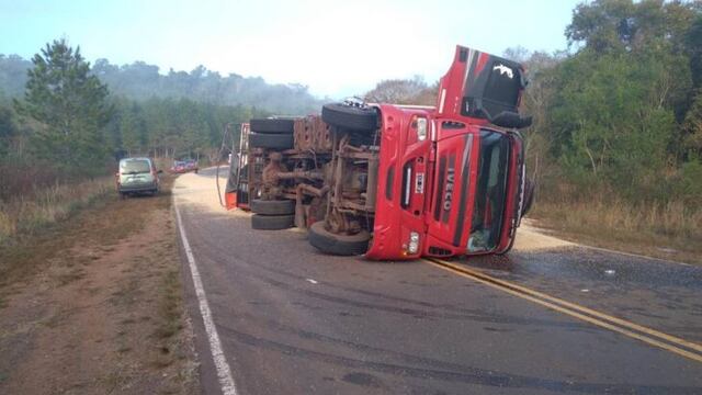 Volcó un camión cargado con granos de soja en Colonia Aurora.