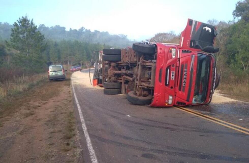 Volcó un camión cargado con granos de soja en Colonia Aurora
