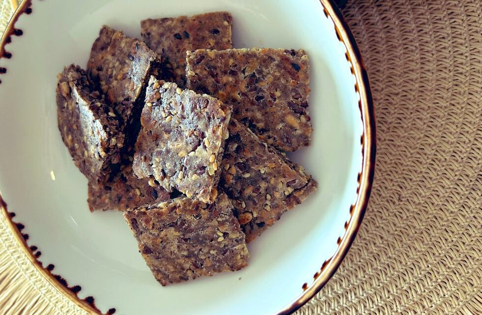 Crackers de semillas sin huevo: livianas, rápidas y con solo cuatro ingredientes