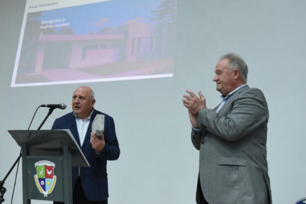 Crespo: Se construirá un edificio institucional para el Parque Industrial con ladrillos PET.