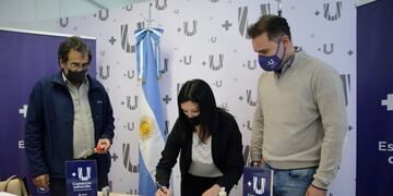 Se le hizo entrega de la tarjeta de beneficios al Sindicato de Personal Jerárquico