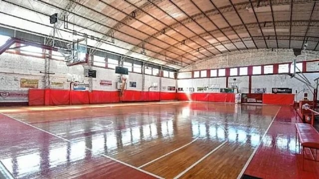 Polémica en el básquet local: Quique Club repudia que un jugador sancionado vuelva a competir tras pagar una multa