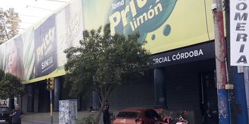 El auto terminó incrustado en el ingreso a la sede de Pritty (Gentileza Javier Sassi).