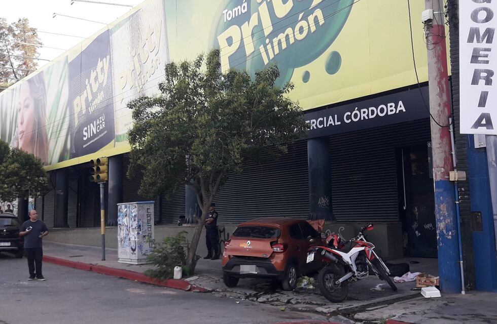 Tremendo siniestro vial en Córdoba: un auto se estampó contra la sede de Pritty