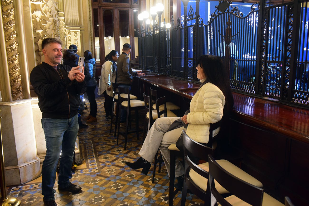 La ciudad de Córdoba celebró una nueva edición de La Noche de los Museos. Los principales espacios culturales abrieron sus puertas de manera gratuita con actividades que convocaron a miles de visitantes.  (Nicolás Bravo / La Voz)