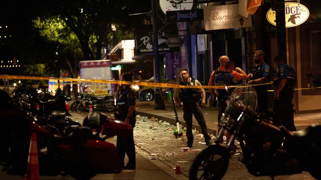La Policía trabajando en el lugar donde se desató el tiroteo.