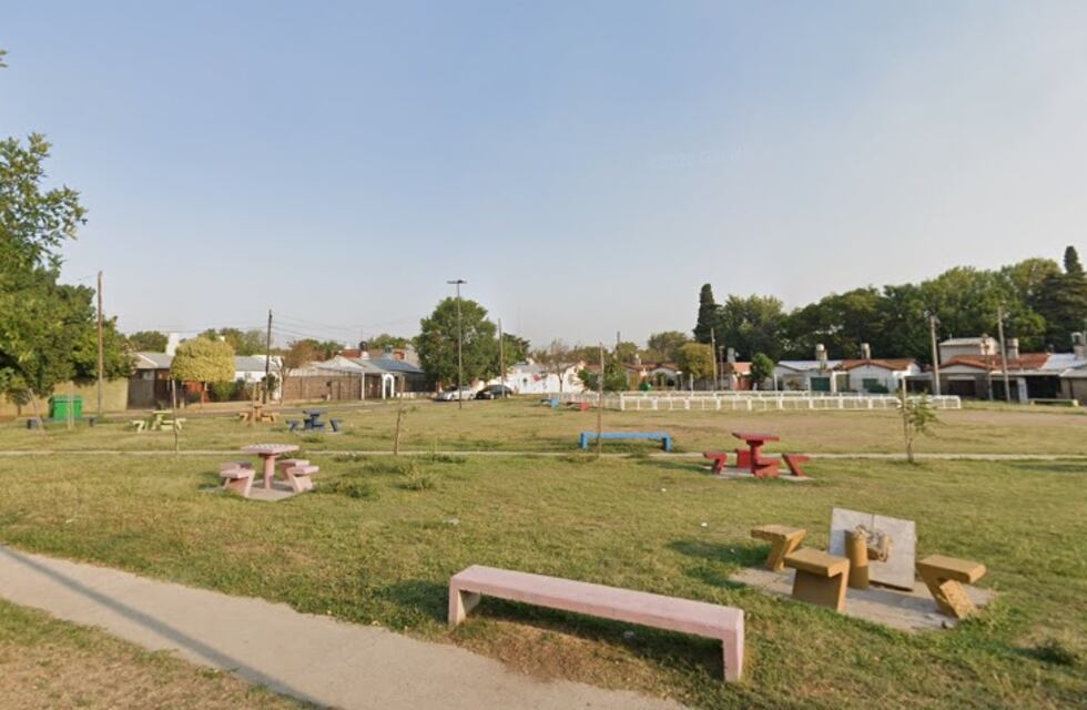 Mataron a un joven mientras jugaba con su hijo en una plaza de barrio Acindar