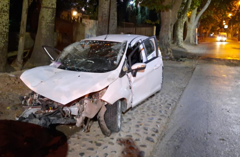 No vieron un lomo de burro, perdieron el control del vehículo y chocaron en Maipú