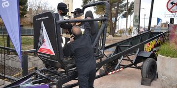 La Municipalidad de Guaymallén llevó adelante una campaña de concientización de Seguridad Vial y montó un simulador de alto impacto Mitre y Godoy Cruz. Gentileza MG