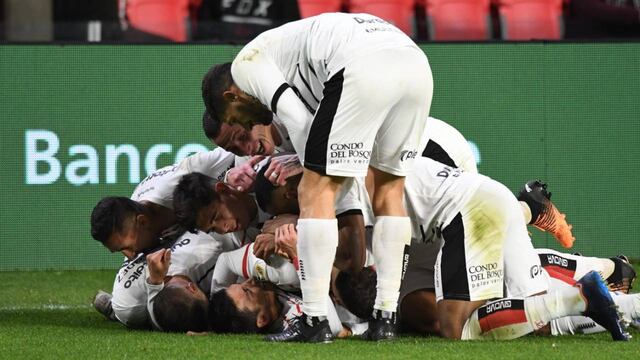 Newell's venció 2 a 0 a Estudiantes y es líder