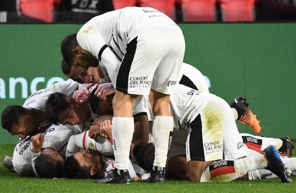 Newell’s fue oportunista, derrotó 2 a 0 a Estudiantes y es el único puntero