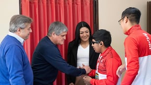 El exfutbolista y actual concejal Mario Lobo saluda al judoca paralímpico José Ávalos, en su visita al Concejo Deliberante capitalino.