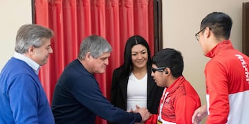 El exfutbolista y actual concejal Mario Lobo saluda al judoca paralímpico José Ávalos, en su visita al Concejo Deliberante capitalino.
