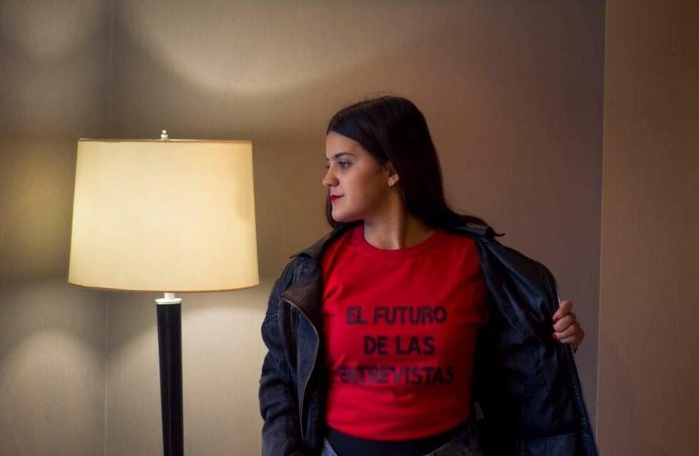 Lasherina de 15 años realiza entrevistas en su red social a grandes figuras nacionales