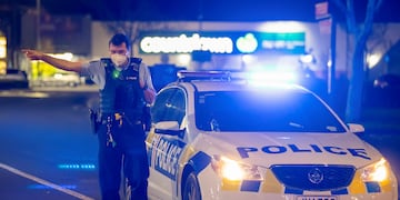 La policía neozelandesa en las afueras del supermercado donde ocurrió el atentado (AP/Brett Phibbs).