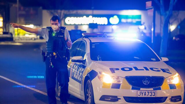 La policía neozelandesa en las afueras del supermercado donde ocurrió el atentado (AP/Brett Phibbs).
