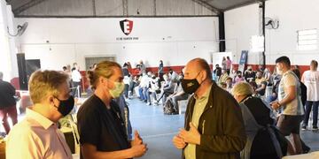 Omar Perotti estuvo en el vacunatorio del club Estudiantes