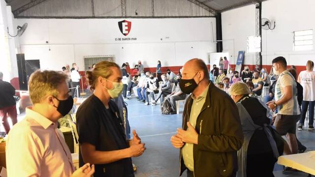 Omar Perotti estuvo en el vacunatorio del club Estudiantes