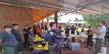 Bomberos de Santa Fe llegaron a Caraguatay para brindar apoyo en la lucha contra el fuego.
