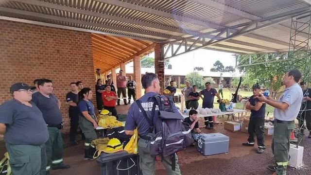 Bomberos de Santa Fe llegaron a Caraguatay para brindar apoyo en la lucha contra el fuego.