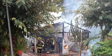 Jardín América: incendio en una vivienda dejó a una familia con lo puesto.
