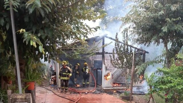 Jardín América: incendio en una vivienda dejó a una familia con lo puesto.