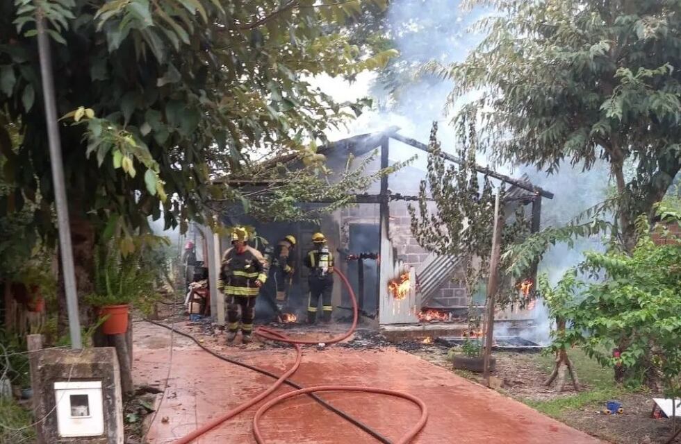 Jardín América: incendio en una vivienda dejó a una familia con lo puesto