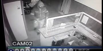 Hotel Ibiza. El delincuente rompió el vidrio de la puerta e ingresó rápidamente hasta el mostrador. (Captura de video)
