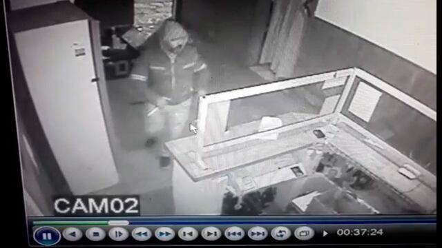 Hotel Ibiza. El delincuente rompió el vidrio de la puerta e ingresó rápidamente hasta el mostrador. (Captura de video)