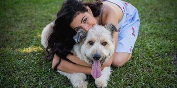 Korsy junto a su dueña, la cantante lírico Anahí Cardoso.