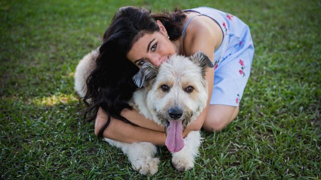 Korsy junto a su dueña, la cantante lírico Anahí Cardoso.