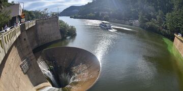 El embudo y la zona del Dique San Roque que alcanzó el nivel del vertedero y el agua supero el embudo