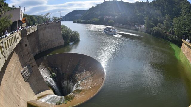 El embudo y la zona del Dique San Roque que alcanzó el nivel del vertedero y el agua supero el embudo