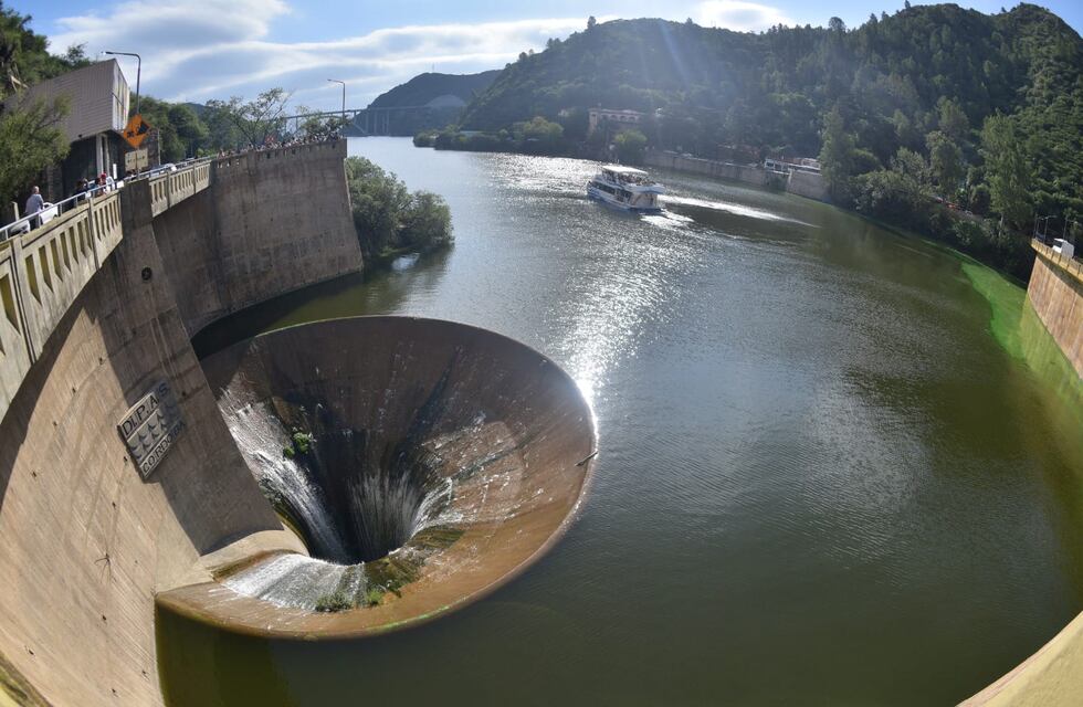 Luego de meses con intensa sequía, el dique San Roque alcanzó el nivel del vertedero
