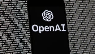 En esta imagen de archivo, el logo de OpenAI visto en un celular situado delante de una pantalla de computadora con datos binarios aleatorios, el 9 de marzo de 2023, en Boston. (AP Foto/Michael Dwyer, archivo)