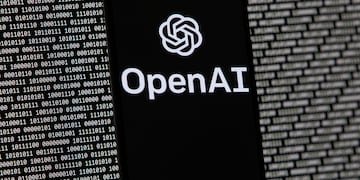 En esta imagen de archivo, el logo de OpenAI visto en un celular situado delante de una pantalla de computadora con datos binarios aleatorios, el 9 de marzo de 2023, en Boston. (AP Foto/Michael Dwyer, archivo)