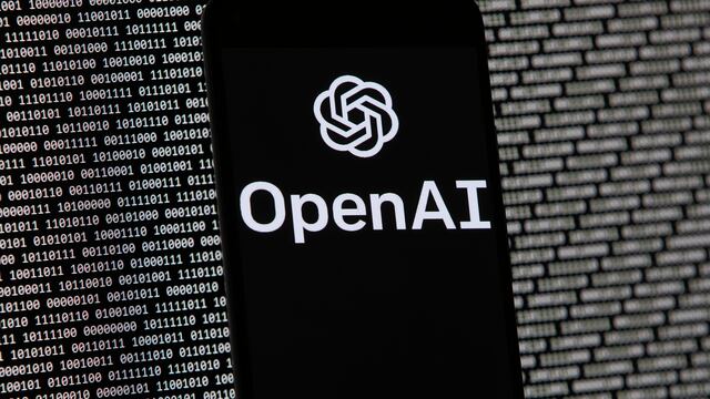 En esta imagen de archivo, el logo de OpenAI visto en un celular situado delante de una pantalla de computadora con datos binarios aleatorios, el 9 de marzo de 2023, en Boston. (AP Foto/Michael Dwyer, archivo)