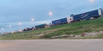 Nuevamente cortan en dos lugares la ruta nacional N° 11 y el tránsito es un caos