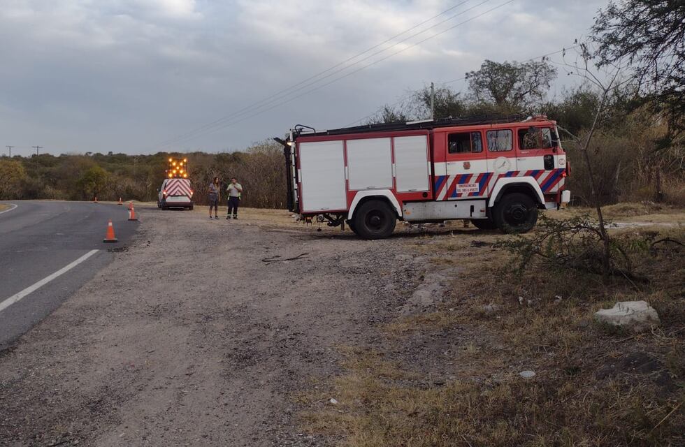 Bomberos de Punilla controlaron un nuevo foco de incendio en la autopista a Carlos Paz