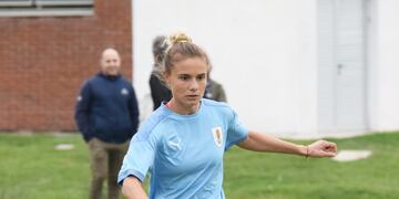Julieta Alaides Paz con la ropa de Uruguay (AUF Femenino)