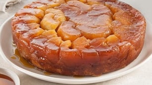 Torta invertida de manzana sin encender el horno.