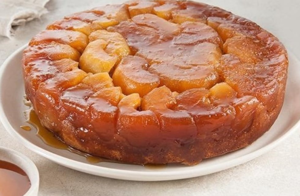 Cómo hacer una torta invertida de manzana sin horno: la receta ideal para la merienda de verano
