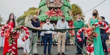 El Gobernador de Misiones y el ministro de Cultura hicieron las primeras entregas durante la presentación de la Fiesta de la Navidad en Leandro N. Alem.