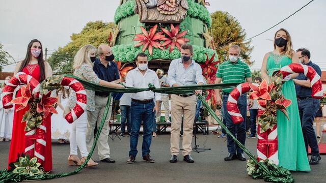 El Gobernador de Misiones y el ministro de Cultura hicieron las primeras entregas durante la presentación de la Fiesta de la Navidad en Leandro N. Alem.