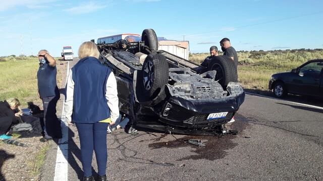 El accidente mantuvo la ruta cortada hasta entrada la noche. Foto Andrea Oliva