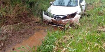 Accidente vial en San Vicente: un automovilista despistó por un espejo de agua.